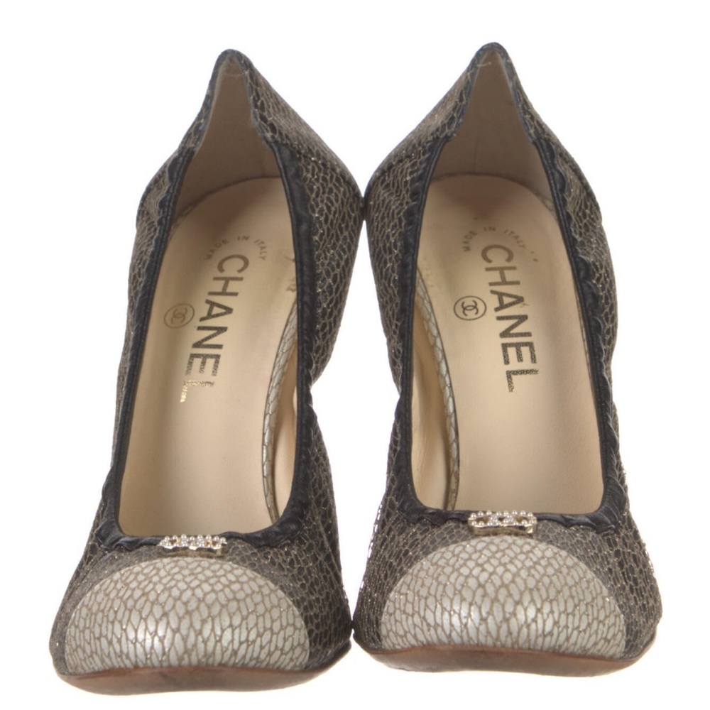 Interlocking CC logo pump